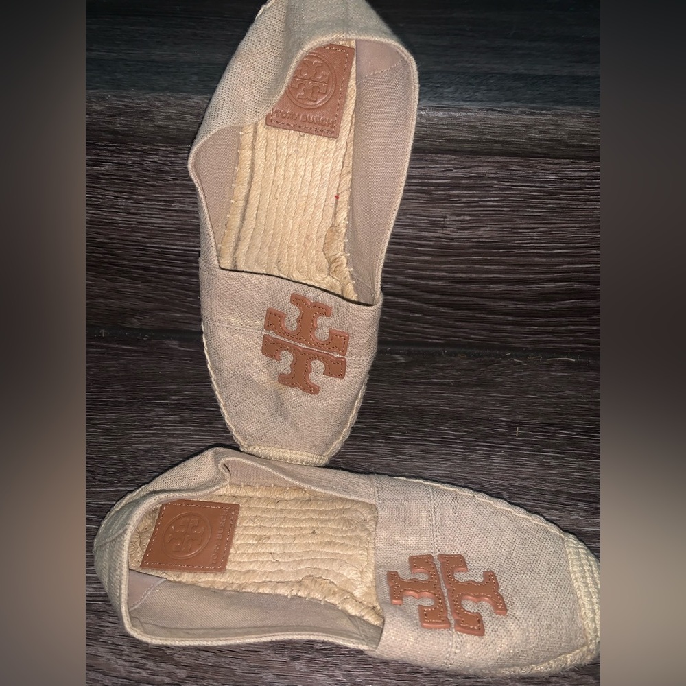 Tory Burch size 6.5 .Gold / tan color .